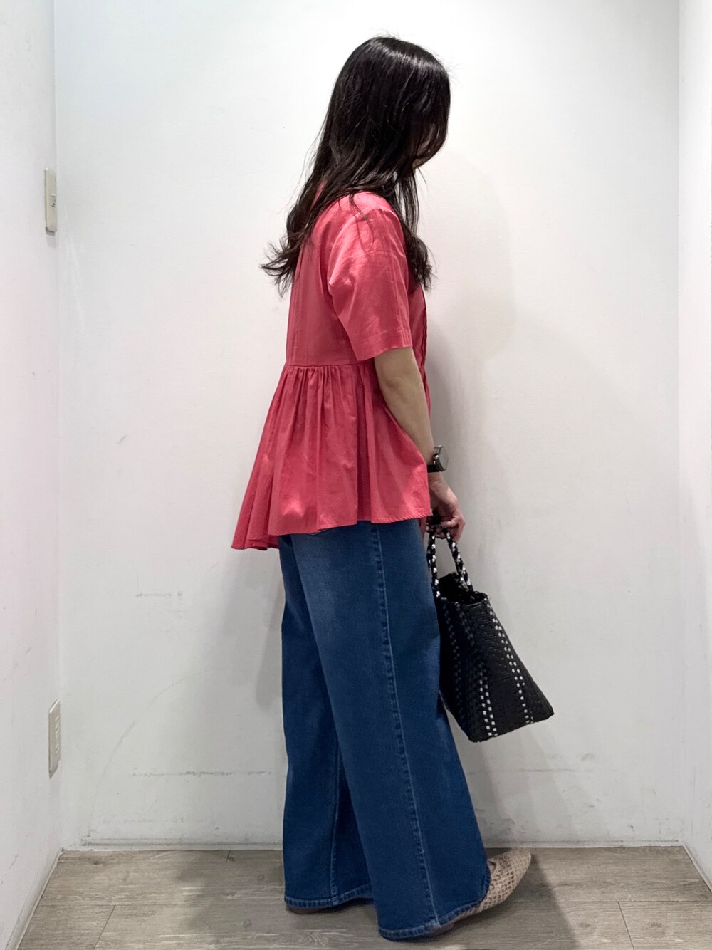 ブルー系のデニムパンツ、ブラック系のトートバッグ、ベージュ系のパンプスを着用したレディースの春コーディネートの9枚目の写真