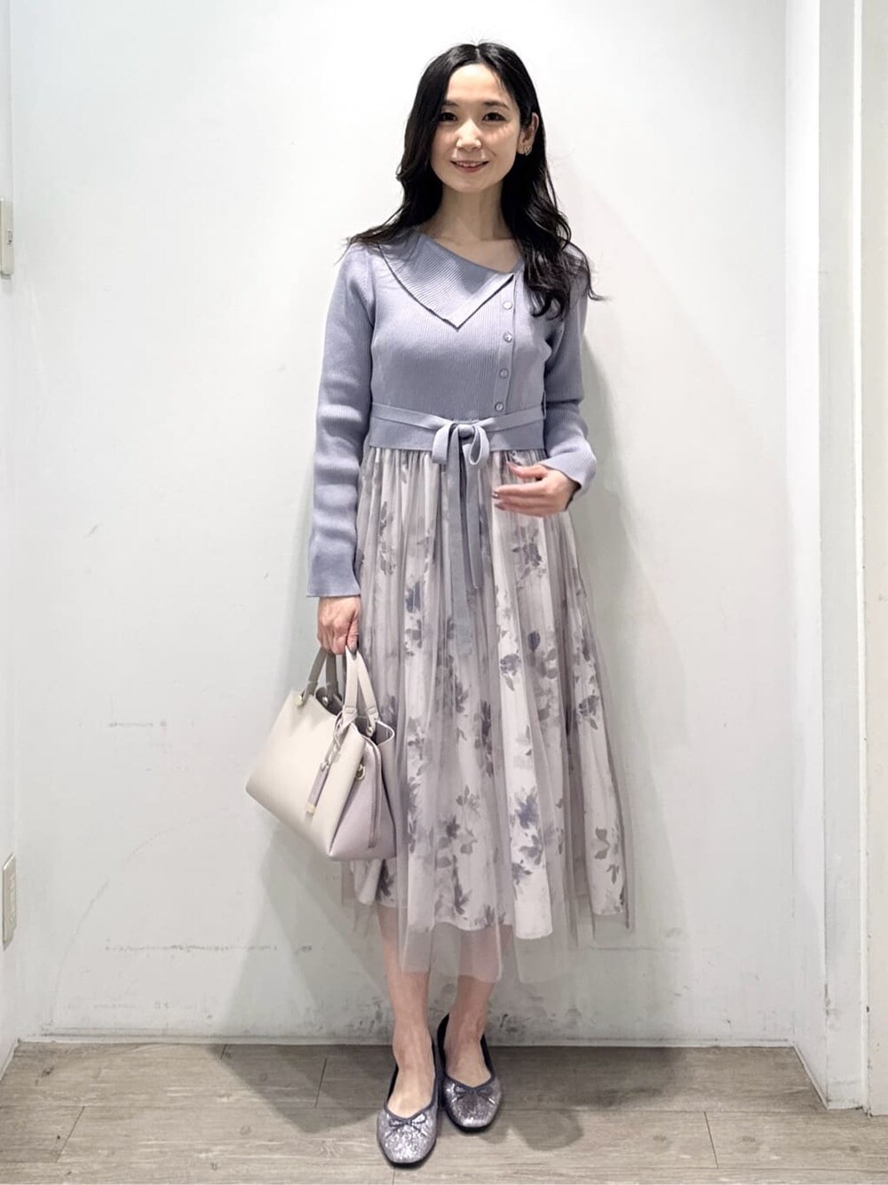 ブルー系のワンピース、ベージュ系のショルダーバッグ、シルバー系のパンプスを着用したレディースの春コーディネートの5枚目の写真