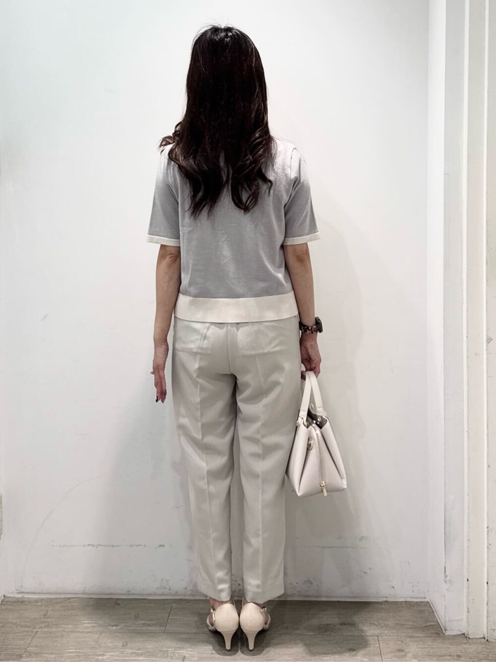 シルバー系のカーディガン/ボレロ、ベージュ系のその他パンツ、ベージュ系のボストンバッグを着用したレディースの夏コーディネートの6枚目の写真