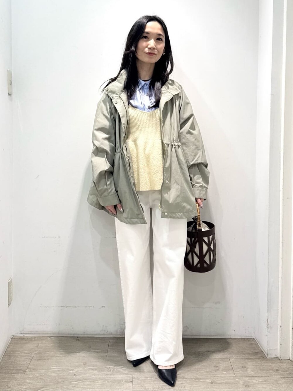ブラック系のパンプス、ホワイト系のデニムパンツ、ホワイト系のTシャツ/カットソーを着用したレディースの春コーディネートの3枚目の写真
