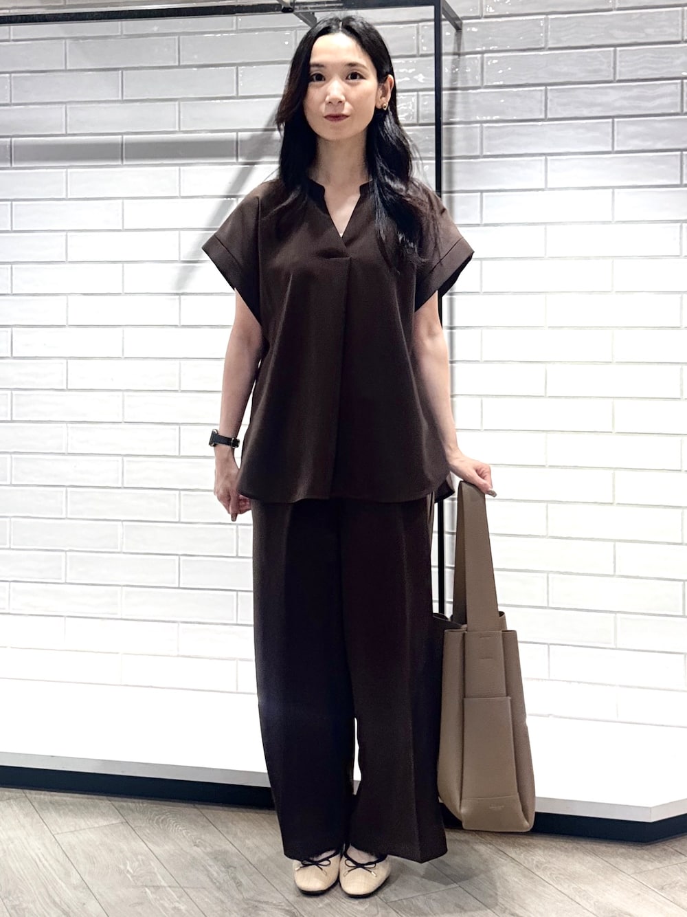 ブラウン系のシャツ/ブラウス、ブラウン系のその他パンツ、ブラウン系のトートバッグを着用したレディースの夏コーディネートの6枚目の写真