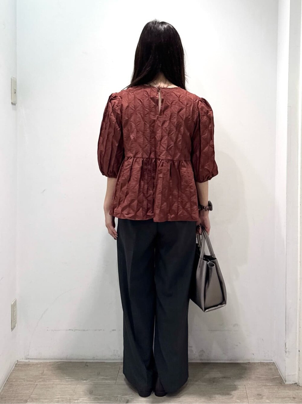 ブラウン系のシャツ/ブラウス、グレー系のその他パンツ、シルバー系のショルダーバッグを着用したレディースの秋コーディネートの6枚目の写真