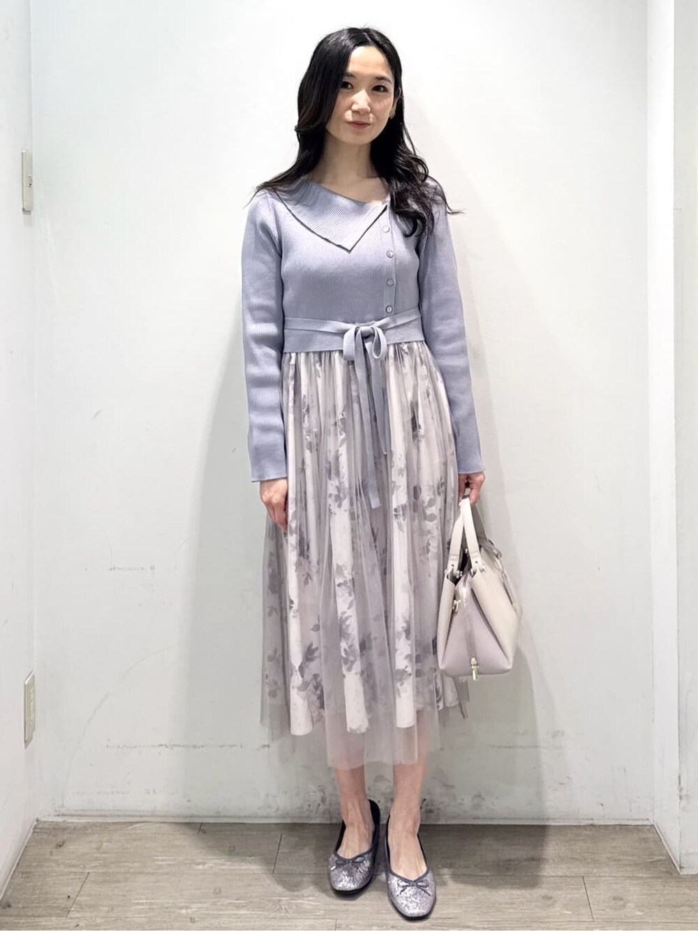 ブルー系のワンピース、ベージュ系のショルダーバッグ、シルバー系のパンプスを着用したレディースの春コーディネートの6枚目の写真