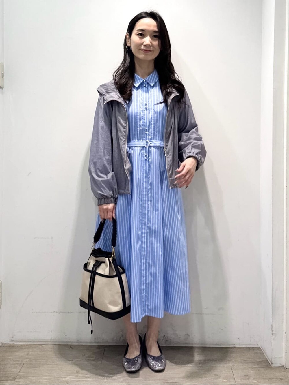 シルバー系のパンプス、ブルー系のワンピース、グレー系のブルゾンを着用したレディースの春コーディネートの5枚目の写真