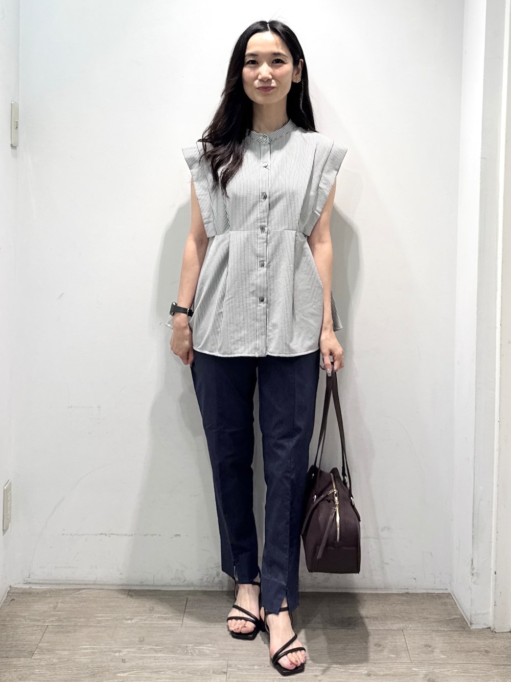ホワイト系のシャツ/ブラウス、ブルー系のその他パンツ、レッド系のボストンバッグを着用したレディースの夏コーディネートの5枚目の写真