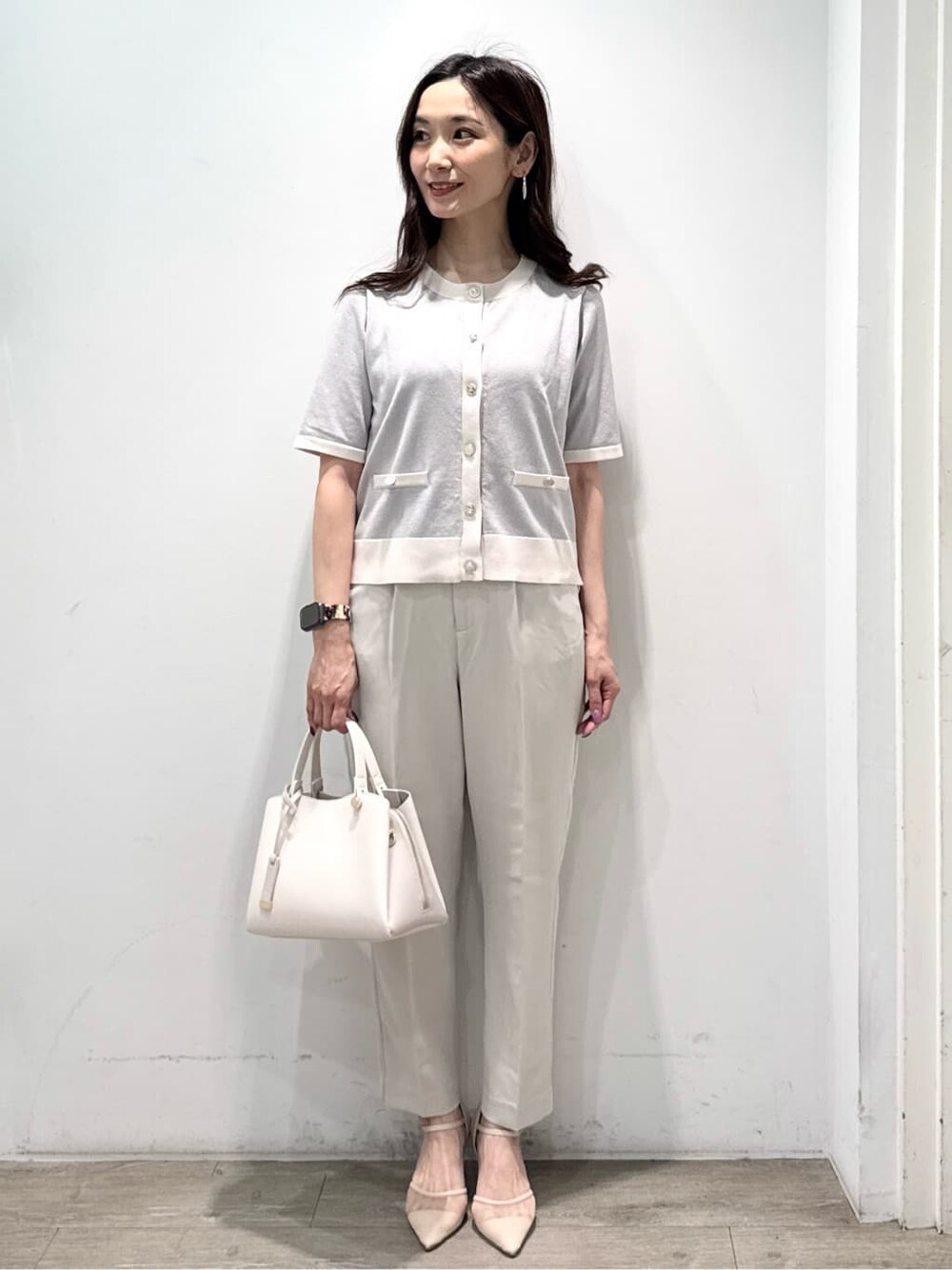 シルバー系のカーディガン/ボレロ、ベージュ系のその他パンツ、ベージュ系のボストンバッグを着用したレディースの夏コーディネートの2枚目の写真