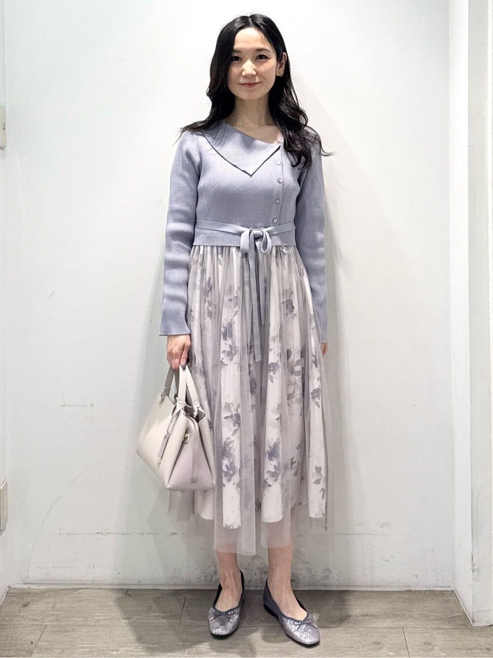 ブルー系のワンピース、ベージュ系のショルダーバッグ、シルバー系のパンプスを着用したレディースの春コーディネートの2枚目の写真