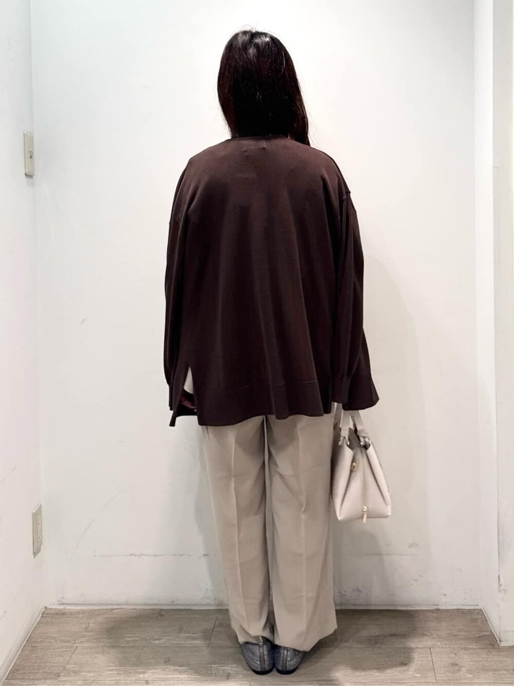 ブラウン系のカーディガン/ボレロ、ベージュ系のシャツ/ブラウス、ベージュ系のその他パンツを着用したレディースの夏コーディネートの6枚目の写真