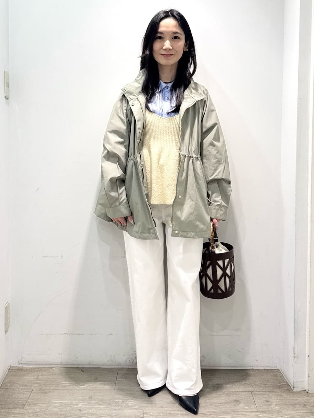 ブラック系のパンプス、ホワイト系のデニムパンツ、ホワイト系のTシャツ/カットソーを着用したレディースの春コーディネートの8枚目の写真