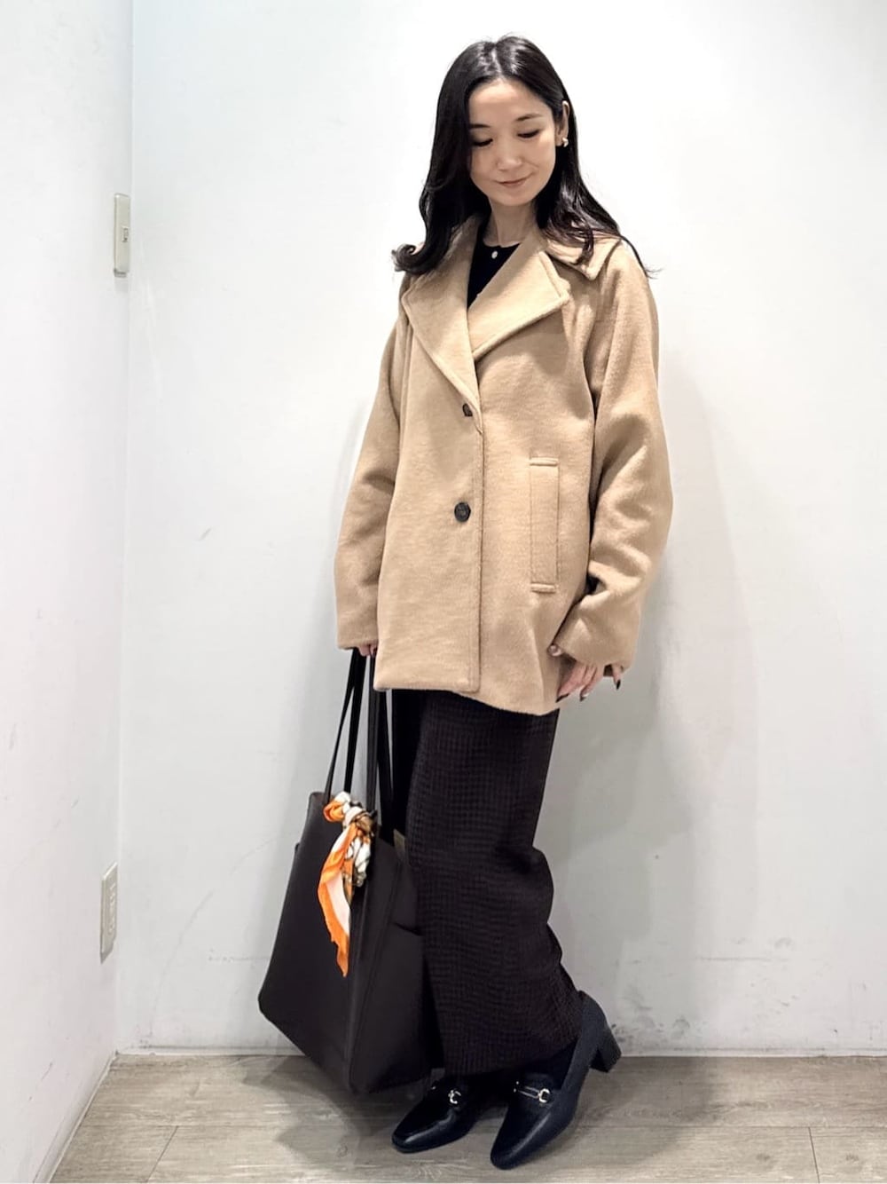 ベージュ系のピーコート、ブルー系のカーディガン/ボレロ、ブラウン系のその他パンツを着用したレディースの冬コーディネートの5枚目の写真
