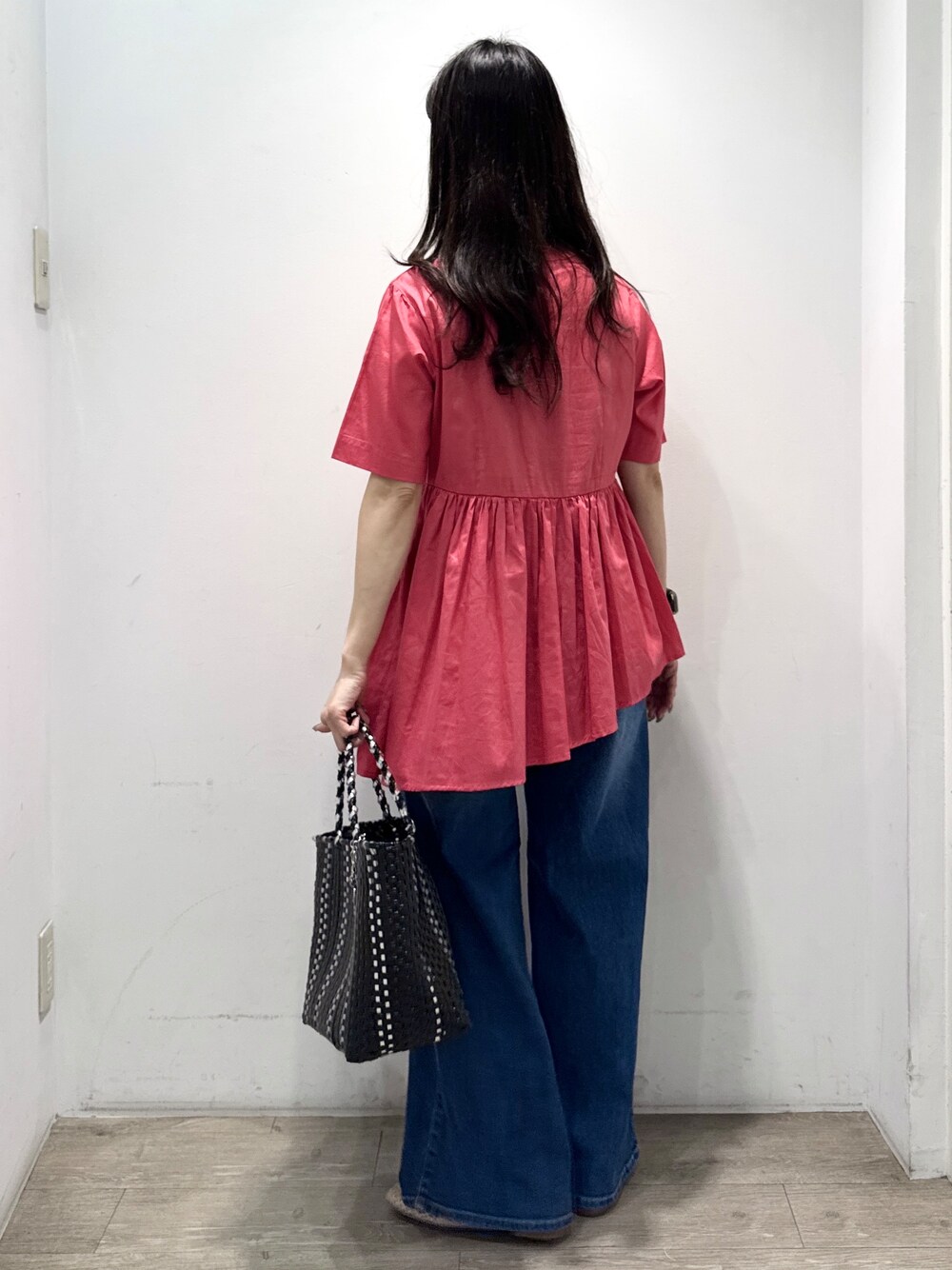 ブルー系のデニムパンツ、ブラック系のトートバッグ、ベージュ系のパンプスを着用したレディースの春コーディネートの10枚目の写真