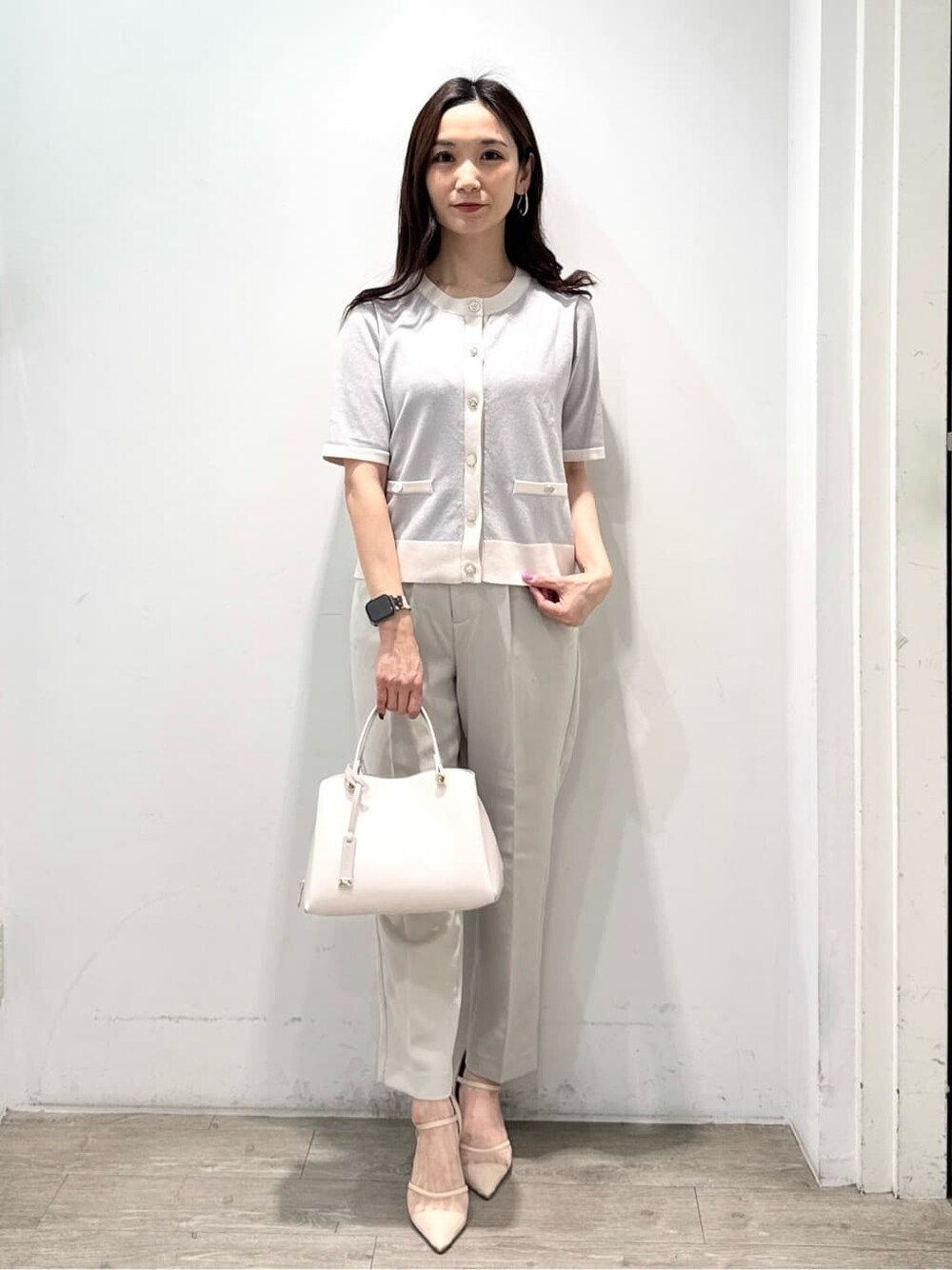 シルバー系のカーディガン/ボレロ、ベージュ系のその他パンツ、ベージュ系のボストンバッグを着用したレディースの夏コーディネートの3枚目の写真