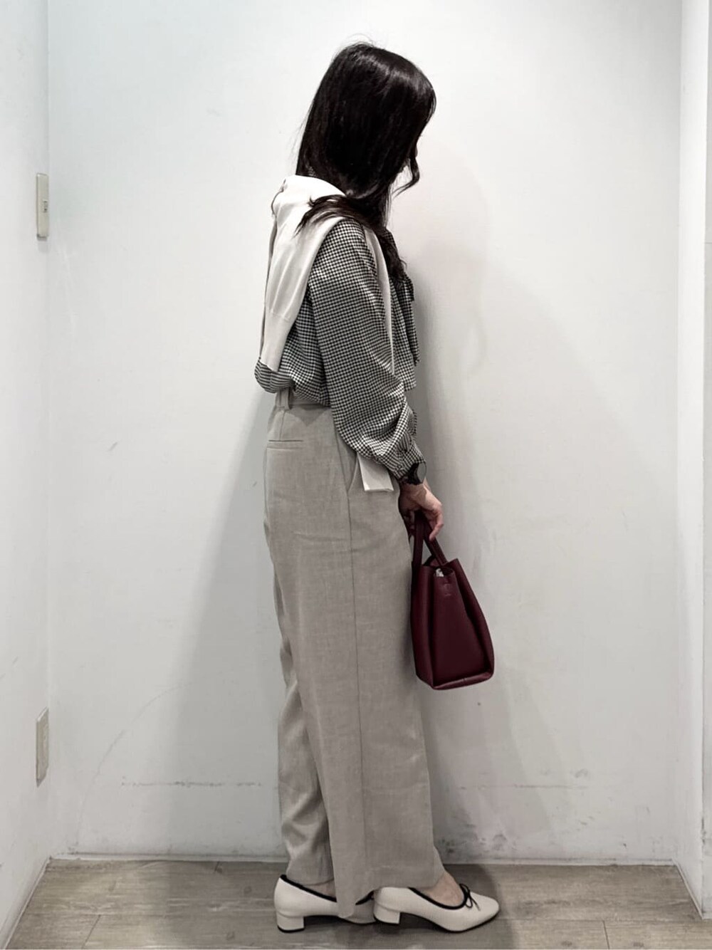 ホワイト系のカーディガン/ボレロ、ブラック系のシャツ/ブラウス、ベージュ系のその他パンツを着用したレディースの秋コーディネートの7枚目の写真