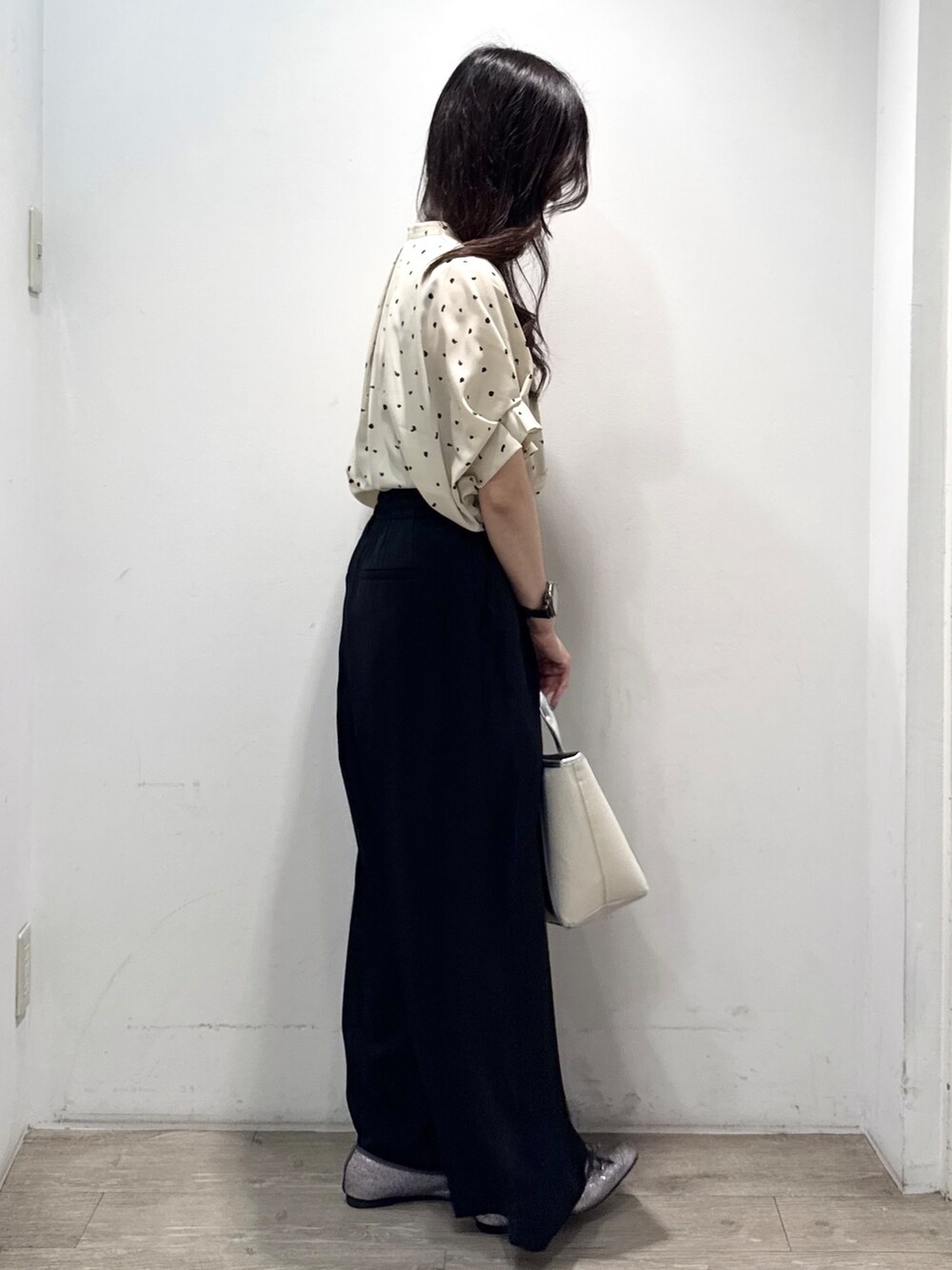 シルバー系のパンプス、ブラック系のその他パンツ、シルバー系のトートバッグを着用したレディースの春コーディネートの9枚目の写真