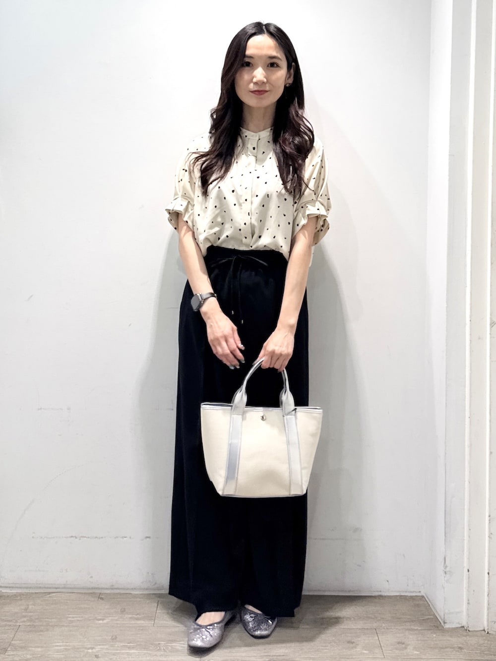 シルバー系のパンプス、ブラック系のその他パンツ、シルバー系のトートバッグを着用したレディースの春コーディネートの3枚目の写真