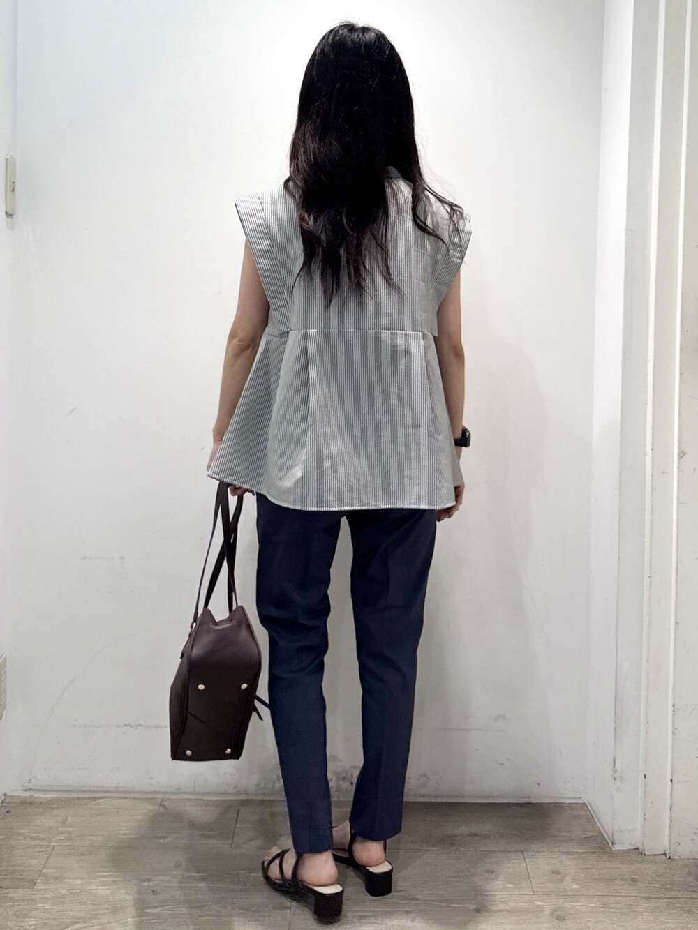 ホワイト系のシャツ/ブラウス、ブルー系のその他パンツ、レッド系のボストンバッグを着用したレディースの夏コーディネートの10枚目の写真