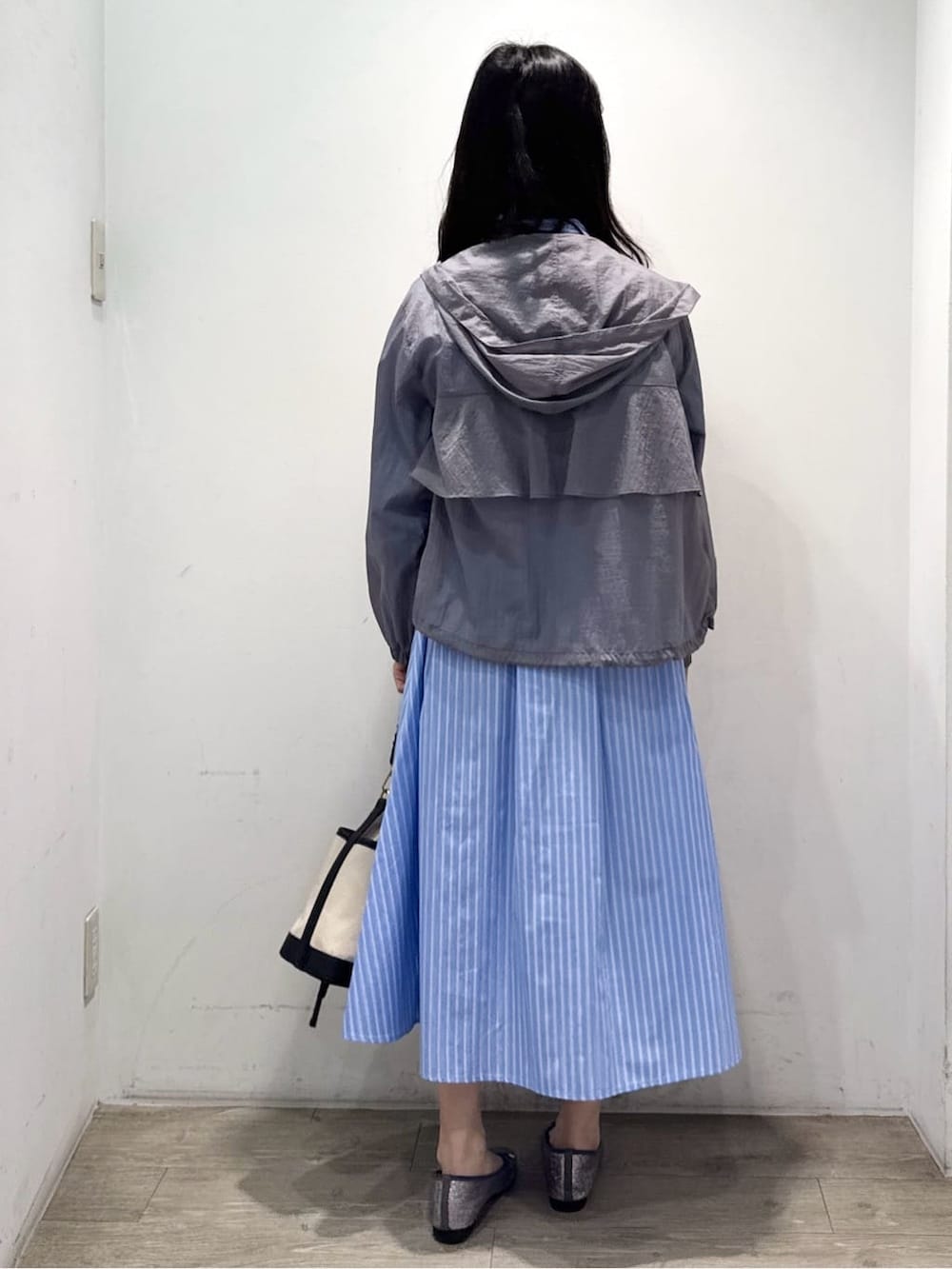 シルバー系のパンプス、ブルー系のワンピース、グレー系のブルゾンを着用したレディースの春コーディネートの9枚目の写真
