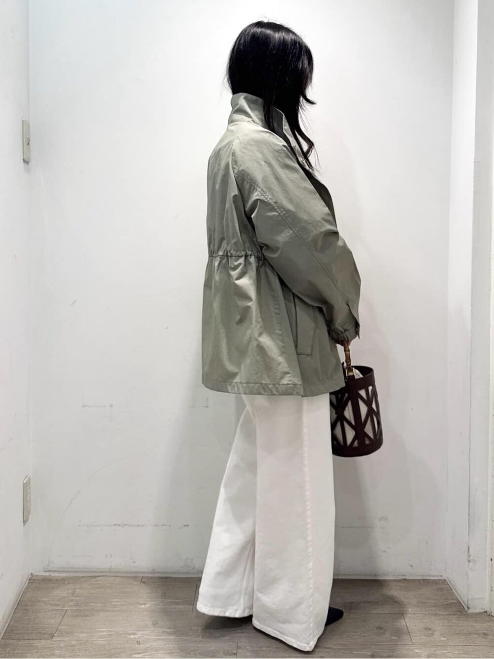 ブラック系のパンプス、ホワイト系のデニムパンツ、ホワイト系のTシャツ/カットソーを着用したレディースの春コーディネートの9枚目の写真
