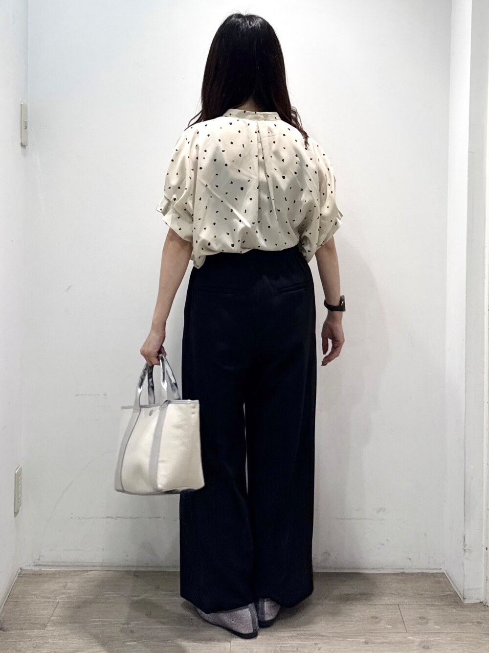 シルバー系のパンプス、ブラック系のその他パンツ、シルバー系のトートバッグを着用したレディースの春コーディネートの10枚目の写真