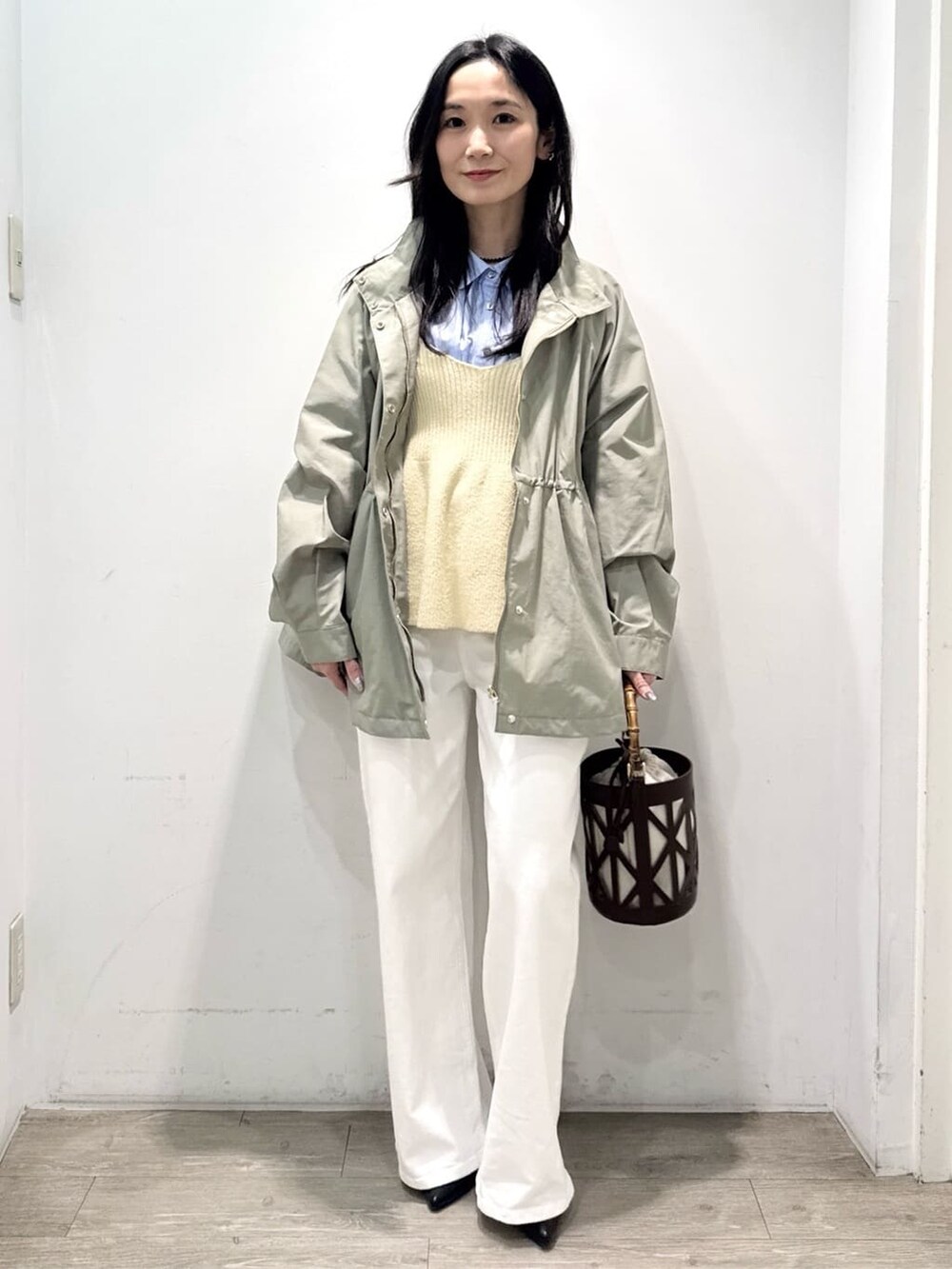 ブラック系のパンプス、ホワイト系のデニムパンツ、ホワイト系のTシャツ/カットソーを着用したレディースの春コーディネートの6枚目の写真