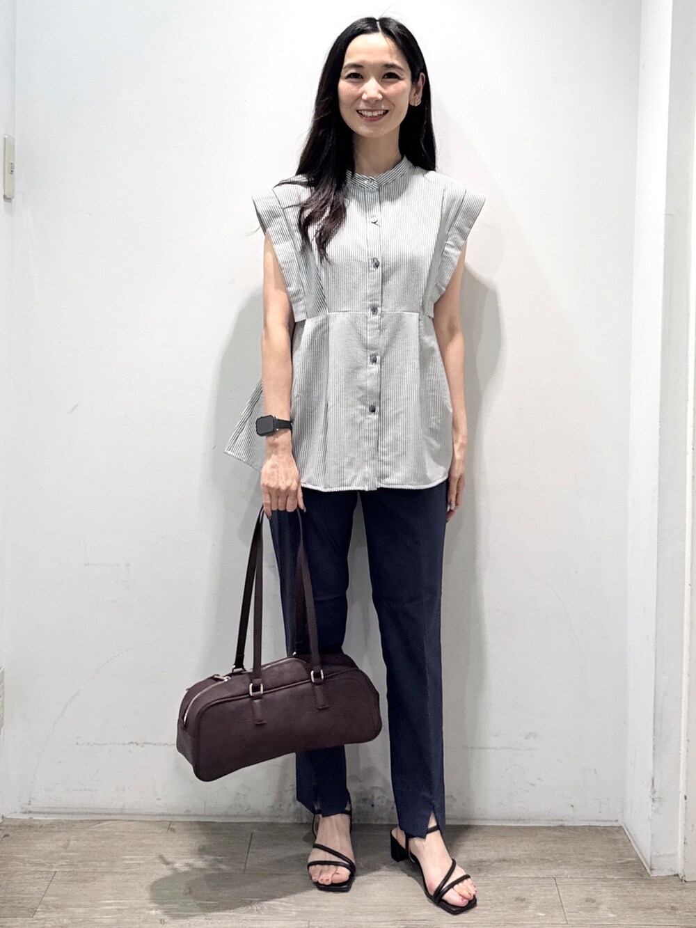ホワイト系のシャツ/ブラウス、ブルー系のその他パンツ、レッド系のボストンバッグを着用したレディースの夏コーディネートの2枚目の写真