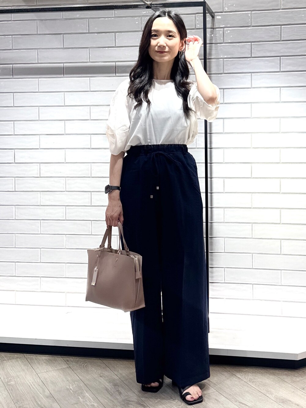 ホワイト系のシャツ/ブラウス、ブルー系のその他パンツ、ベージュ系のトートバッグを着用したレディースの夏コーディネートの3枚目の写真