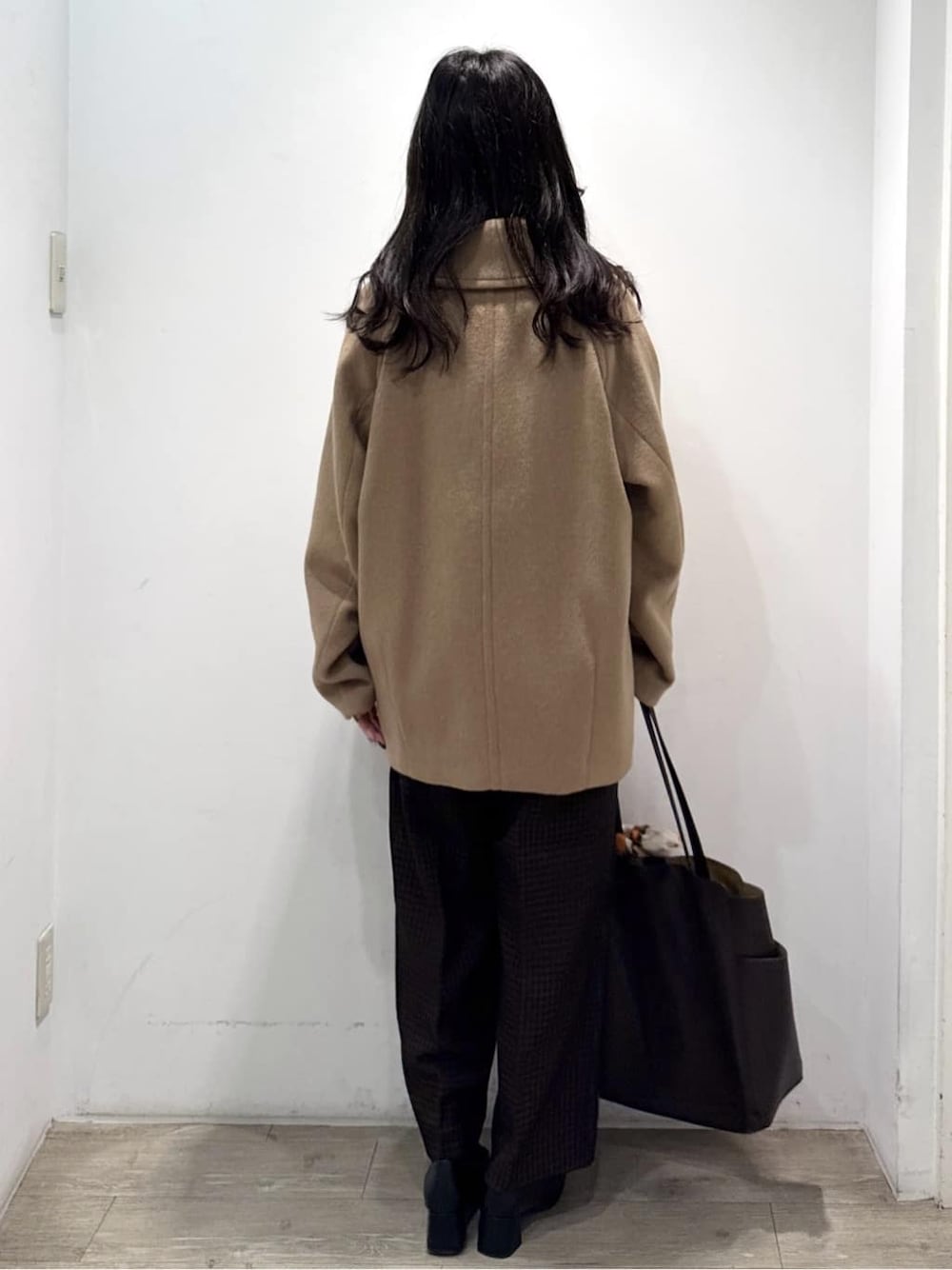 ベージュ系のピーコート、ブルー系のカーディガン/ボレロ、ブラウン系のその他パンツを着用したレディースの冬コーディネートの9枚目の写真