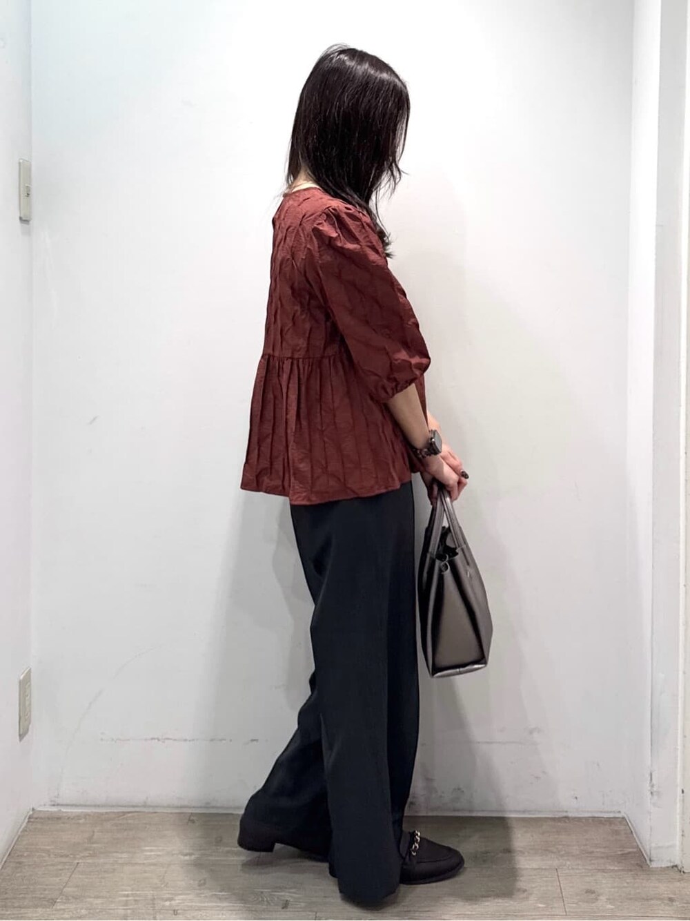 ブラウン系のシャツ/ブラウス、グレー系のその他パンツ、シルバー系のショルダーバッグを着用したレディースの秋コーディネートの5枚目の写真