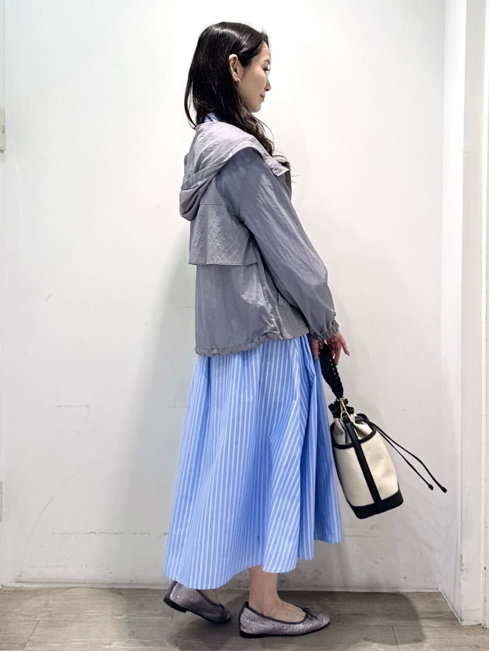 シルバー系のパンプス、ブルー系のワンピース、グレー系のブルゾンを着用したレディースの春コーディネートの10枚目の写真