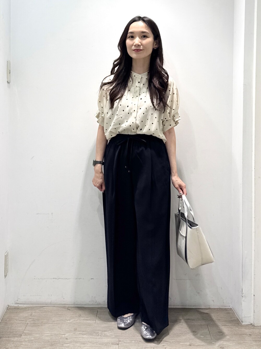 シルバー系のパンプス、ブラック系のその他パンツ、シルバー系のトートバッグを着用したレディースの春コーディネートの7枚目の写真