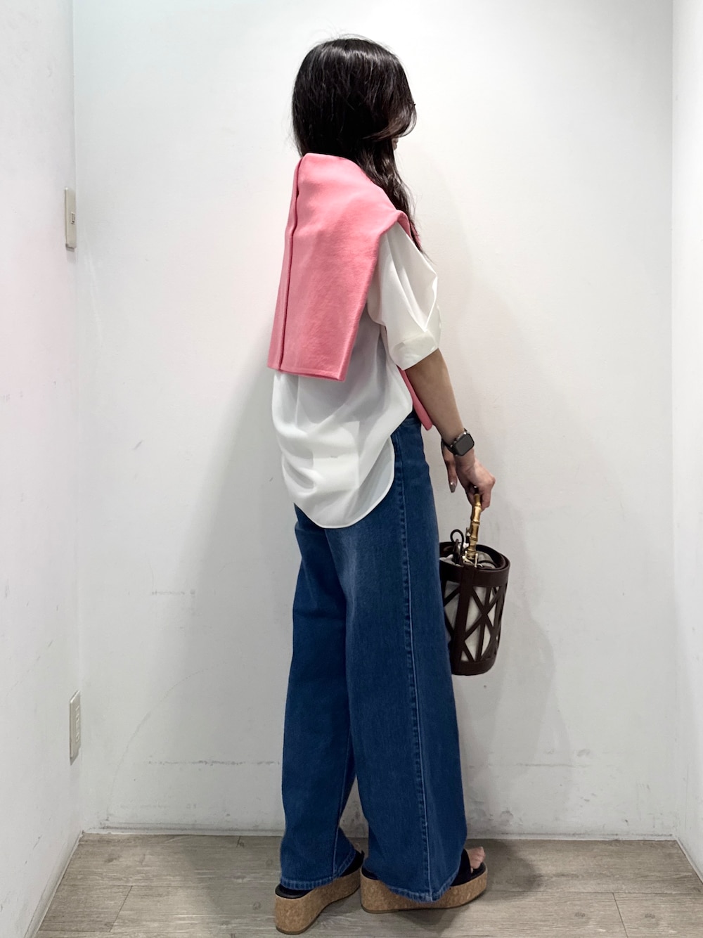 ブルー系のデニムパンツ、ホワイト系のシャツ/ブラウス、ブラウン系のハンドバッグを着用したレディースの春コーディネートの10枚目の写真