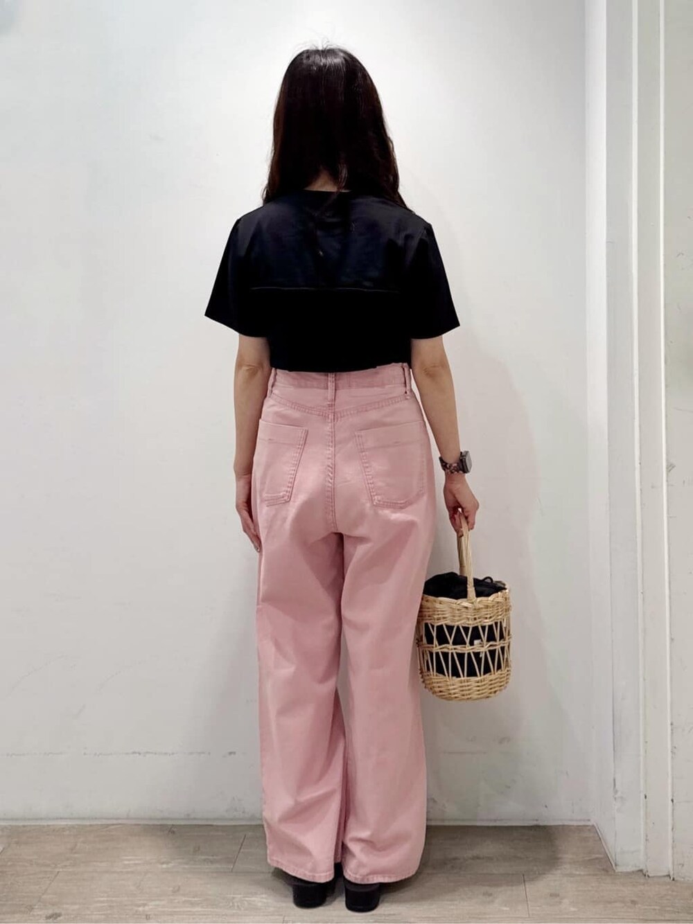 グレー系のカーディガン/ボレロ、ブラック系のTシャツ/カットソー、ピンク系のデニムパンツを着用したレディースの春コーディネートの10枚目の写真