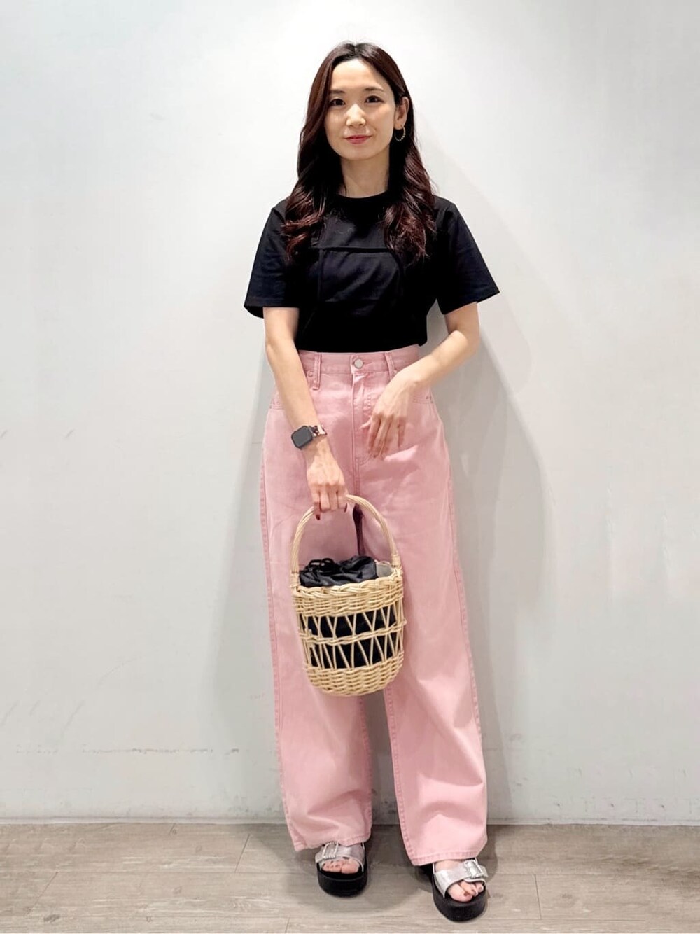グレー系のカーディガン/ボレロ、ブラック系のTシャツ/カットソー、ピンク系のデニムパンツを着用したレディースの春コーディネートの8枚目の写真