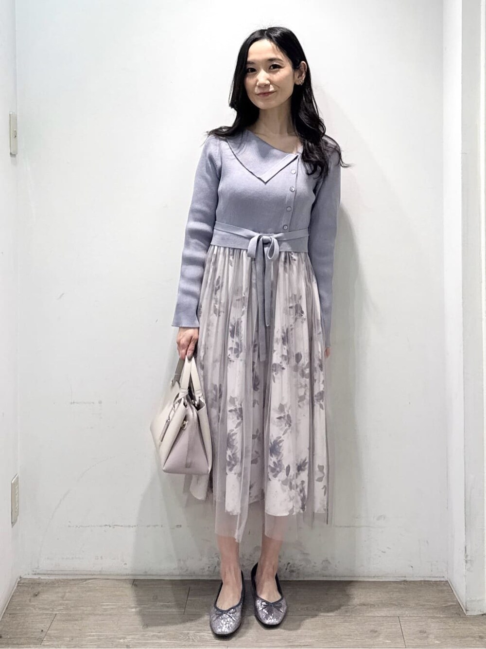ブルー系のワンピース、ベージュ系のショルダーバッグ、シルバー系のパンプスを着用したレディースの春コーディネートの4枚目の写真