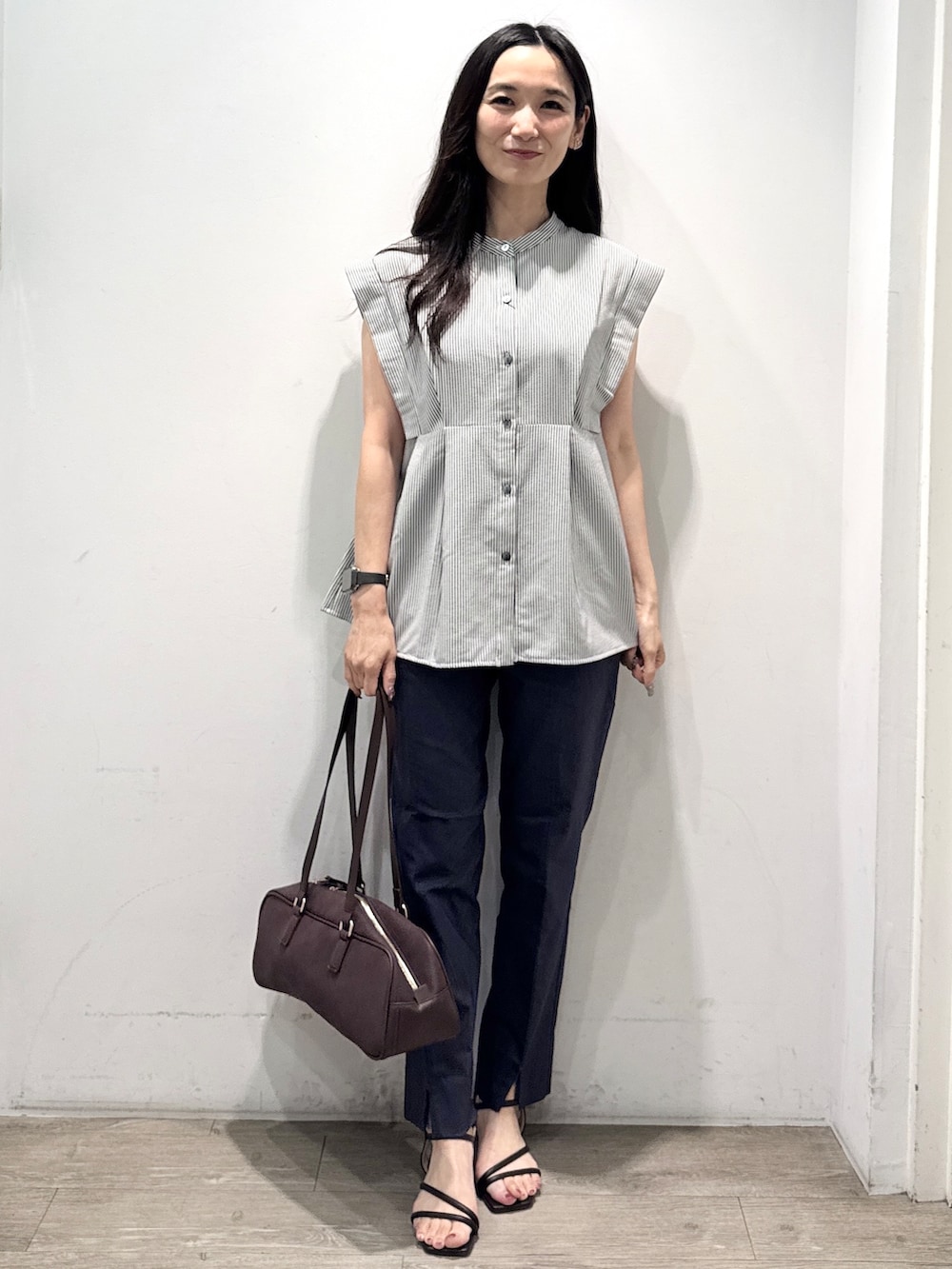 ホワイト系のシャツ/ブラウス、ブルー系のその他パンツ、レッド系のボストンバッグを着用したレディースの夏コーディネートの4枚目の写真
