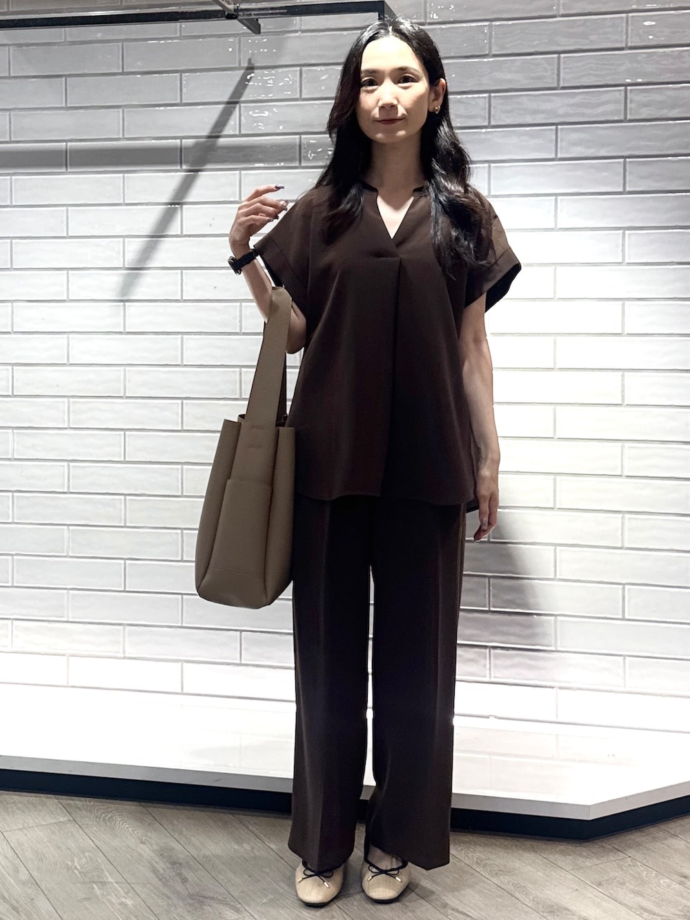 ブラウン系のシャツ/ブラウス、ブラウン系のその他パンツ、ブラウン系のトートバッグを着用したレディースの夏コーディネートの2枚目の写真