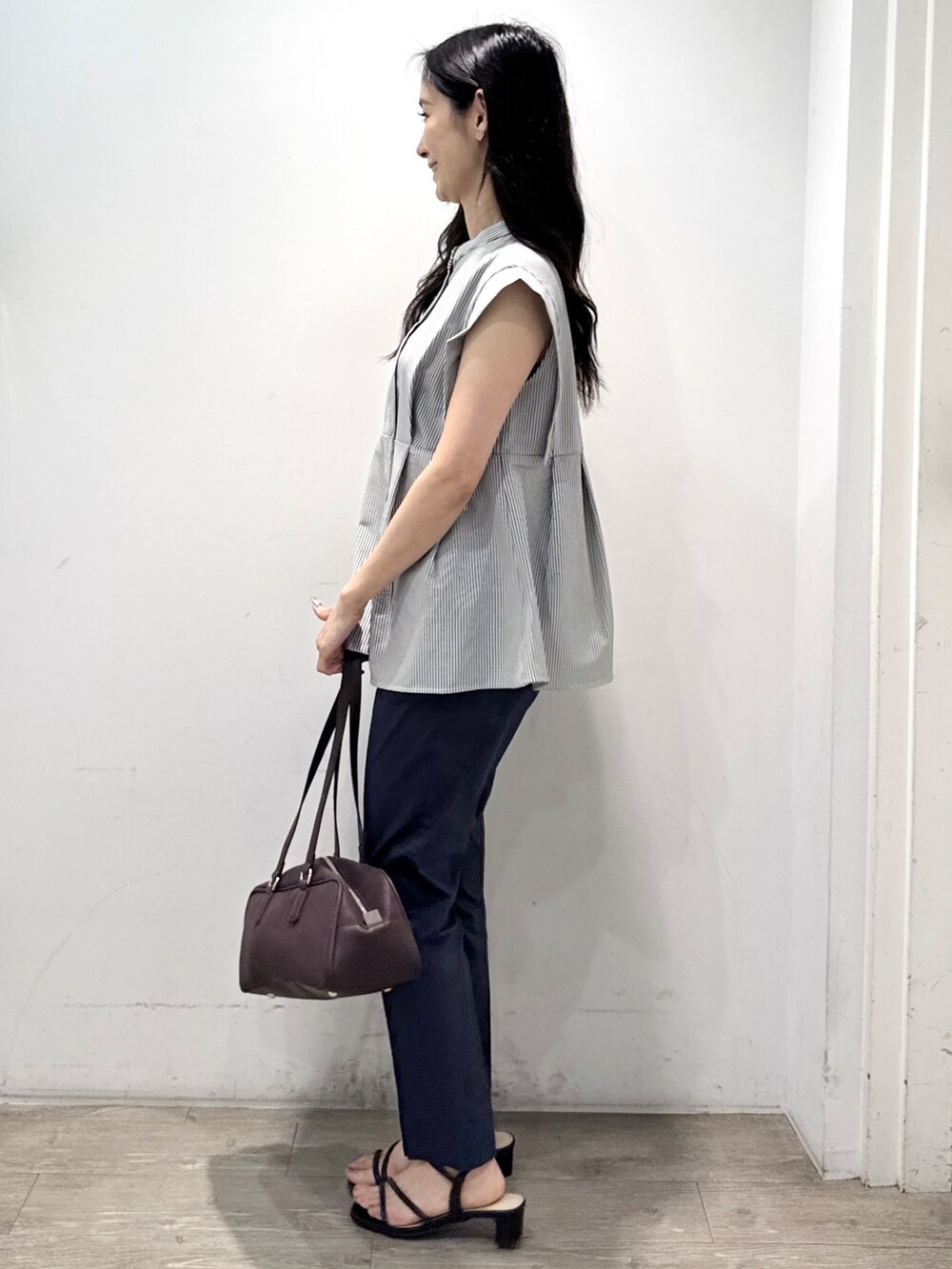 ホワイト系のシャツ/ブラウス、ブルー系のその他パンツ、レッド系のボストンバッグを着用したレディースの夏コーディネートの9枚目の写真