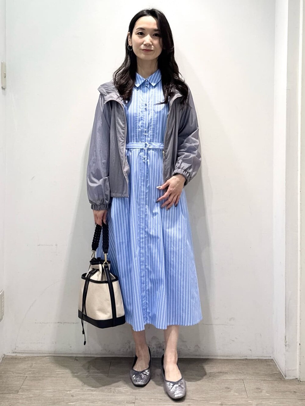シルバー系のパンプス、ブルー系のワンピース、グレー系のブルゾンを着用したレディースの春コーディネートの7枚目の写真