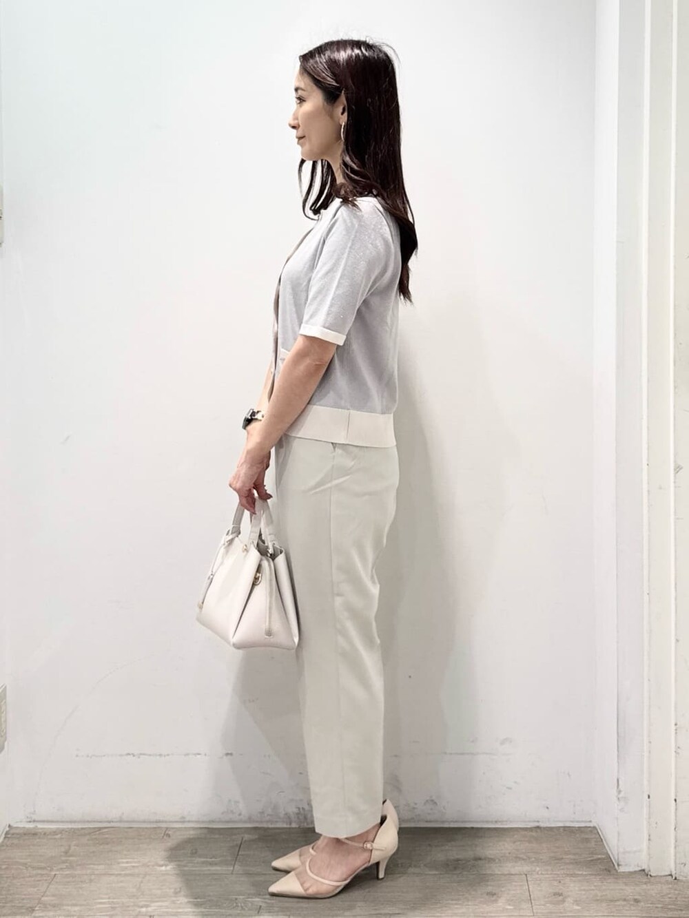 シルバー系のカーディガン/ボレロ、ベージュ系のその他パンツ、ベージュ系のボストンバッグを着用したレディースの夏コーディネートの4枚目の写真