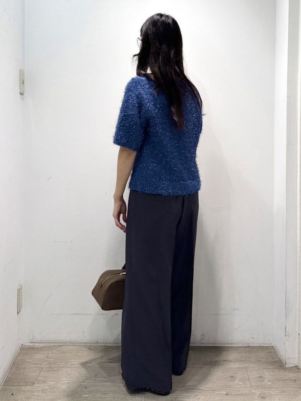 ブルー系のニット/セーター、グレー系のその他パンツ、イエロー系のボストンバッグを着用したレディースの秋コーディネートの8枚目の写真