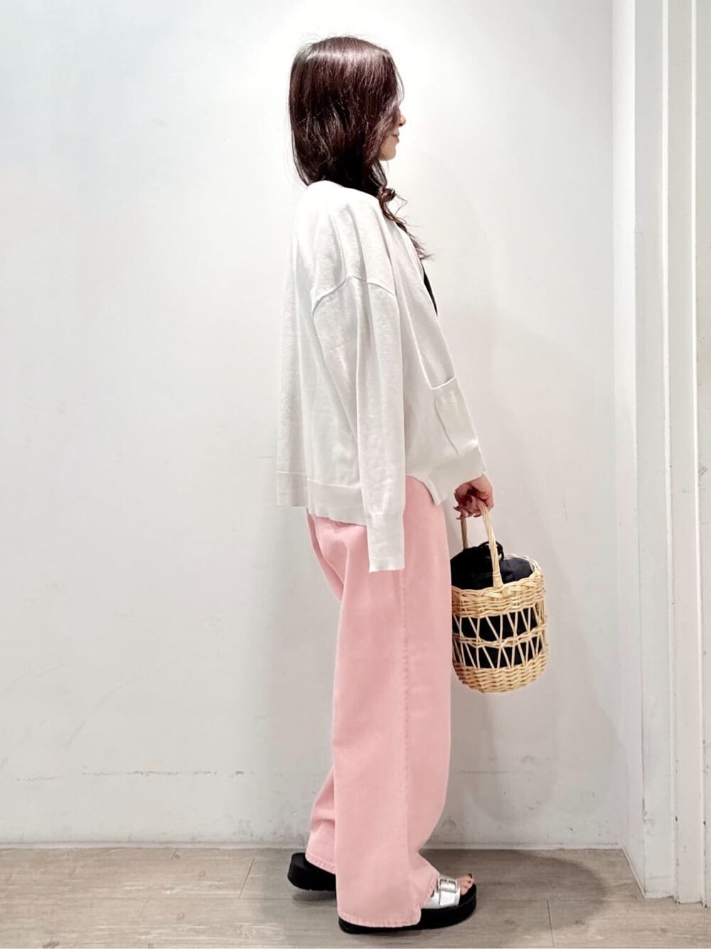 グレー系のカーディガン/ボレロ、ブラック系のTシャツ/カットソー、ピンク系のデニムパンツを着用したレディースの春コーディネートの5枚目の写真