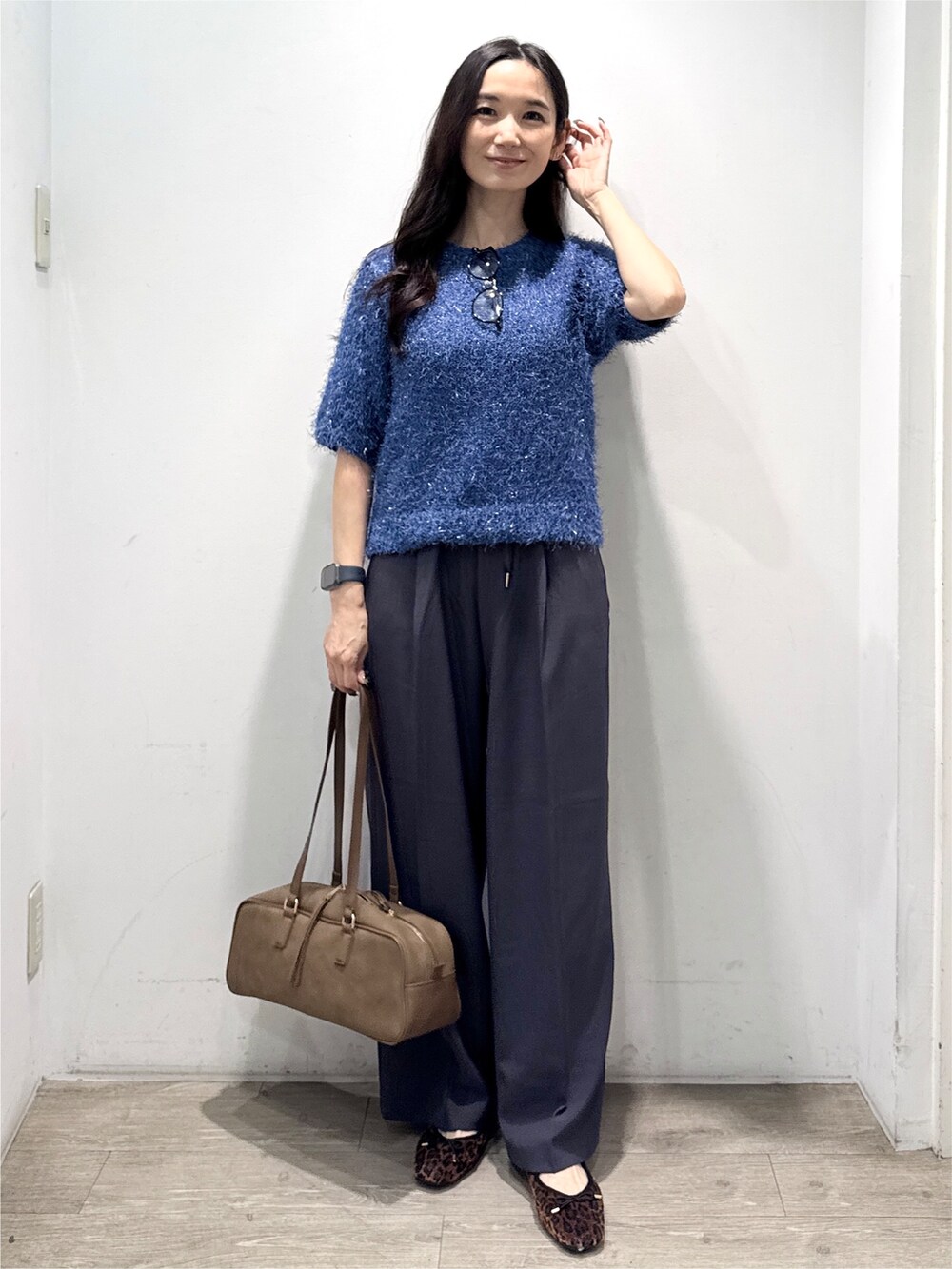 ブルー系のニット/セーター、グレー系のその他パンツ、イエロー系のボストンバッグを着用したレディースの秋コーディネートの5枚目の写真