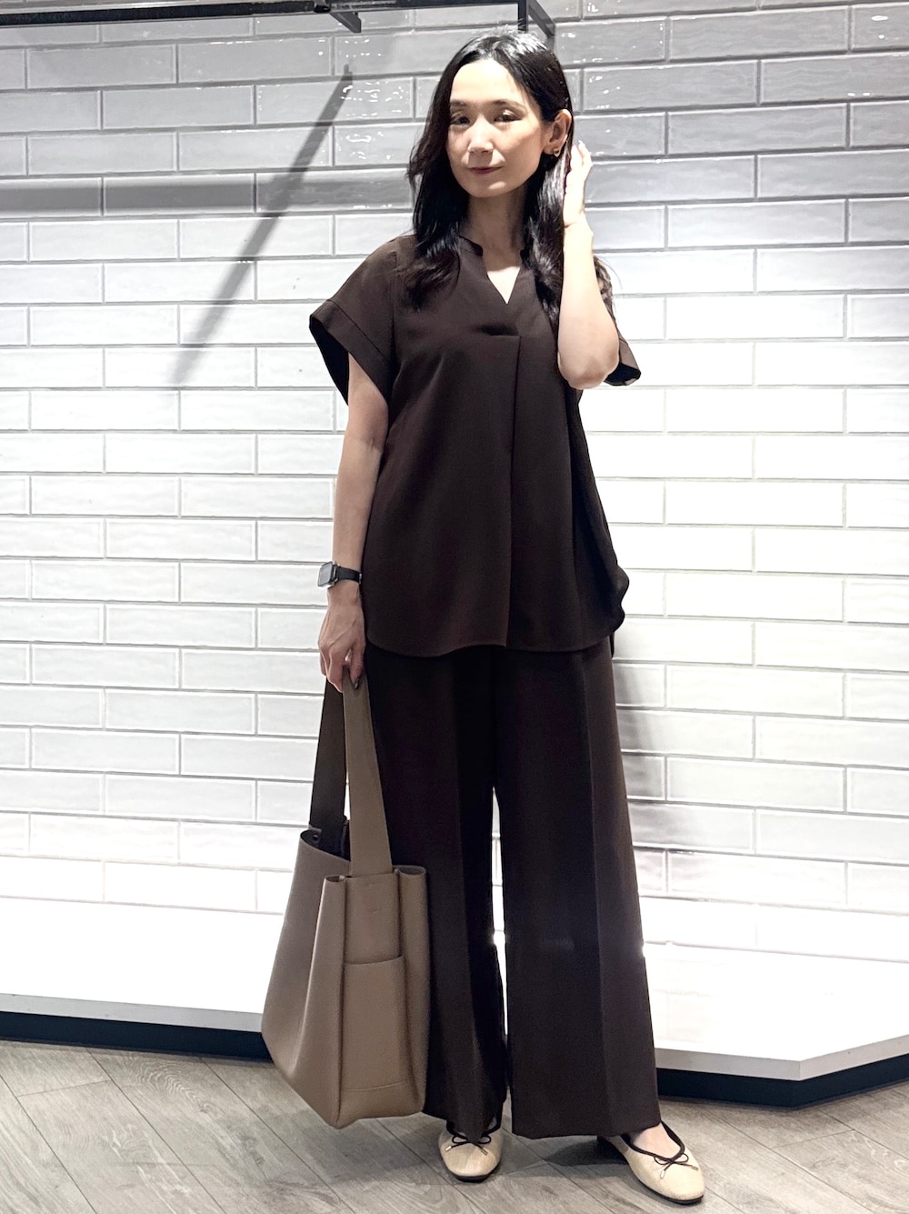 ブラウン系のシャツ/ブラウス、ブラウン系のその他パンツ、ブラウン系のトートバッグを着用したレディースの夏コーディネートの4枚目の写真