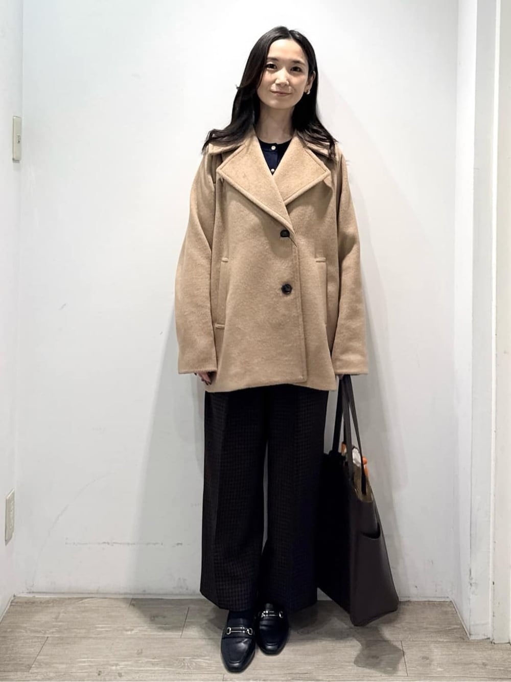 ベージュ系のピーコート、ブルー系のカーディガン/ボレロ、ブラウン系のその他パンツを着用したレディースの冬コーディネートの6枚目の写真