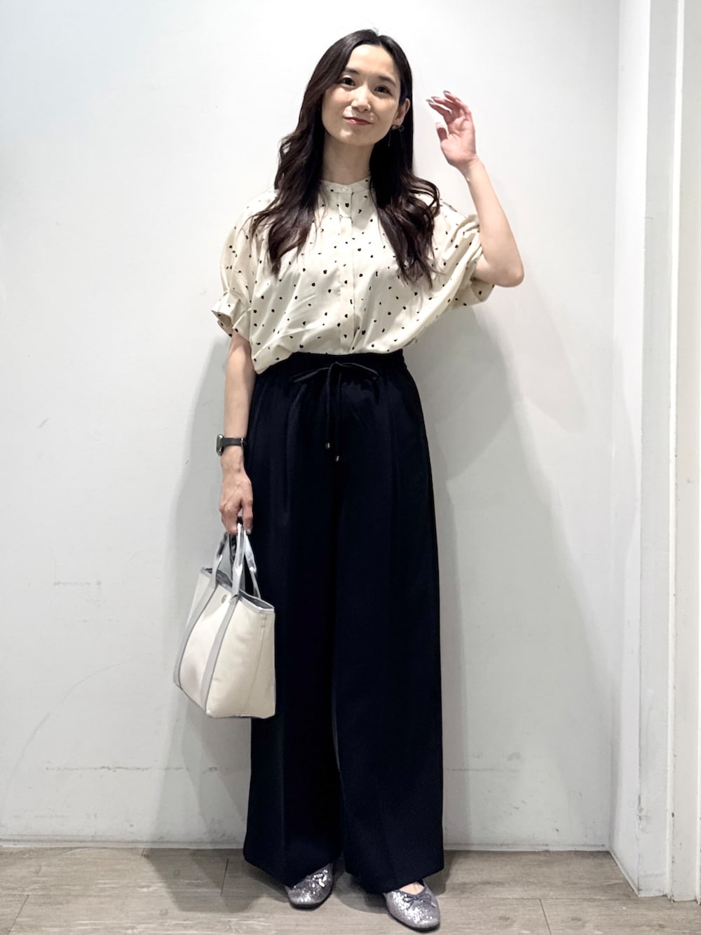 シルバー系のパンプス、ブラック系のその他パンツ、シルバー系のトートバッグを着用したレディースの春コーディネートの4枚目の写真