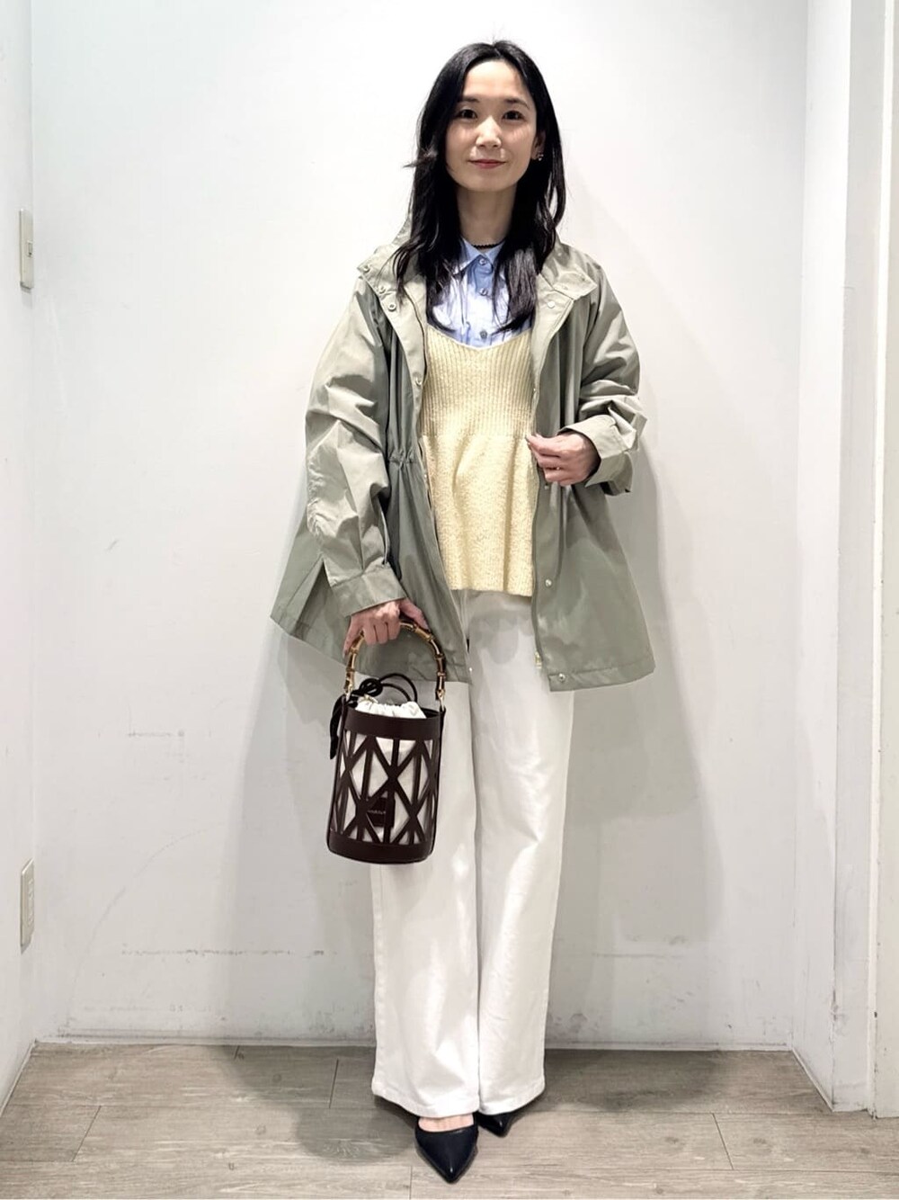 ブラック系のパンプス、ホワイト系のデニムパンツ、ホワイト系のTシャツ/カットソーを着用したレディースの春コーディネートの2枚目の写真