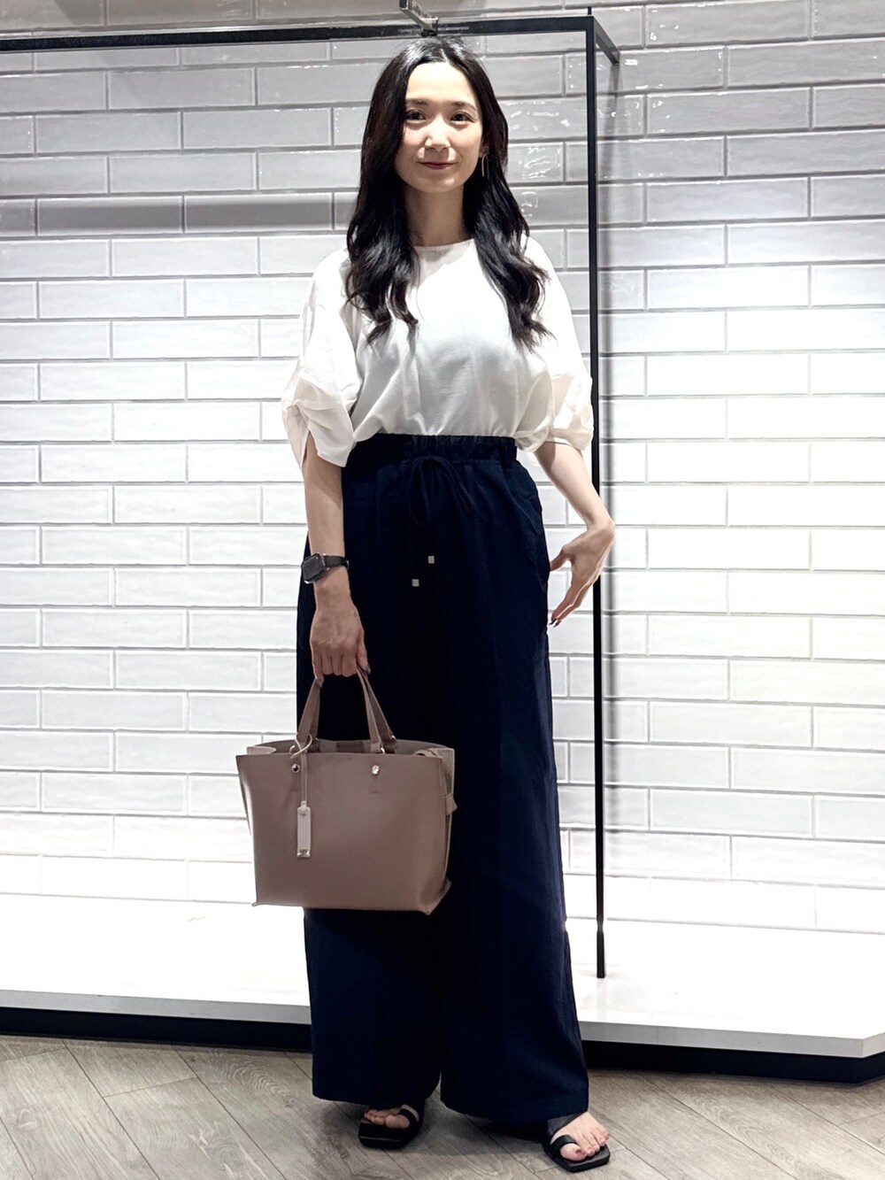 ホワイト系のシャツ/ブラウス、ブルー系のその他パンツ、ベージュ系のトートバッグを着用したレディースの夏コーディネートの6枚目の写真