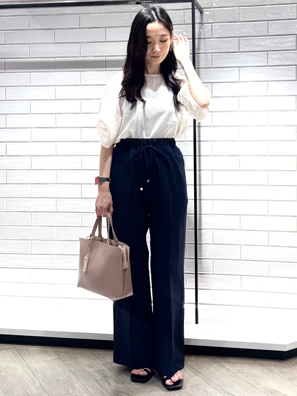 ホワイト系のシャツ/ブラウス、ブルー系のその他パンツ、ベージュ系のトートバッグを着用したレディースの夏コーディネートの5枚目の写真