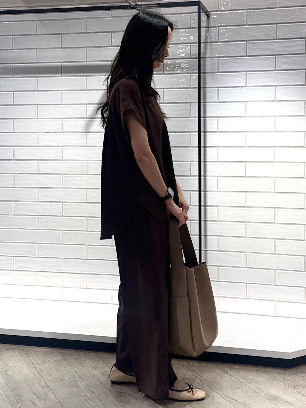 ブラウン系のシャツ/ブラウス、ブラウン系のその他パンツ、ブラウン系のトートバッグを着用したレディースの夏コーディネートの9枚目の写真