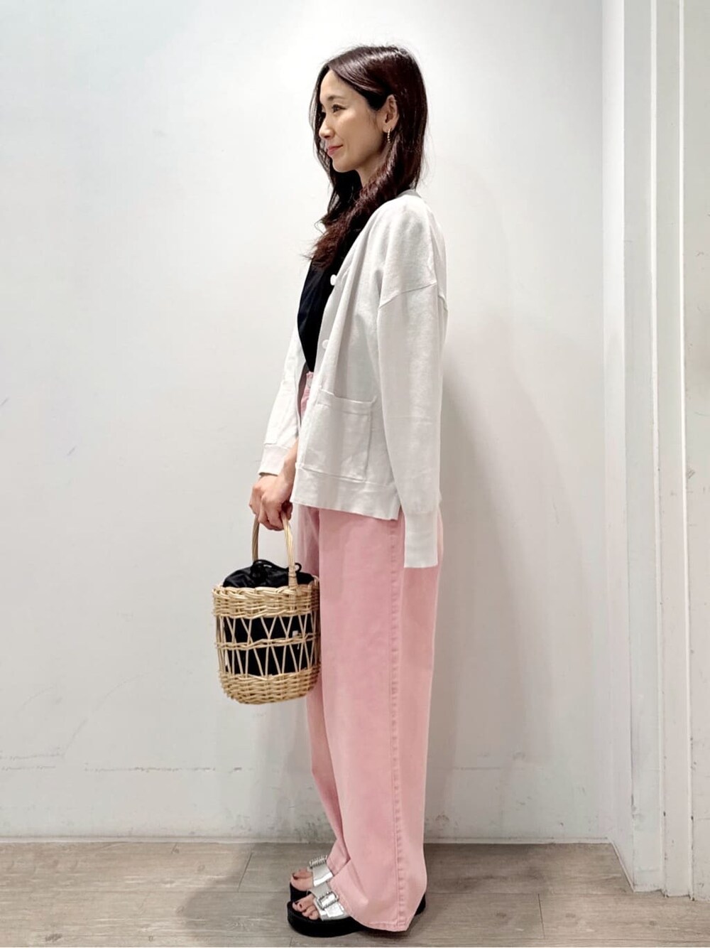 グレー系のカーディガン/ボレロ、ブラック系のTシャツ/カットソー、ピンク系のデニムパンツを着用したレディースの春コーディネートの4枚目の写真
